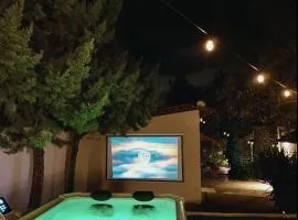 Daydream Nature House Hot Tub & Cinema Experience