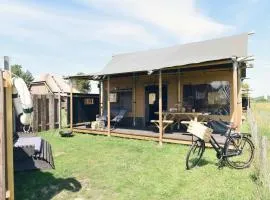 Beach lodge with garden