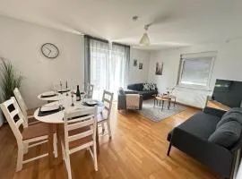 8 Einzelbetten - 6 Schlafzimmer - Wohnzimmer & große Terrasse mit Grill - 2 Bäder - Wohnung auf 2 Ebenen - Nähe Messe Stuttgart & A81 - Ideal für Teams & Familien