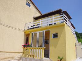 One Bedroom Apartment, hotel in Banjol