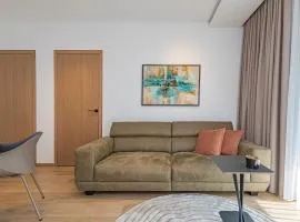 Modern 2 BD Apartment by Domvia