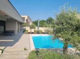 Villa Olive - Modern atrium villa with heated pool and large garden near Porec