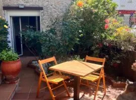 Apartamento Nuria,Centro del Pueblo,Planta baja con jardin, Aire Acondicionado