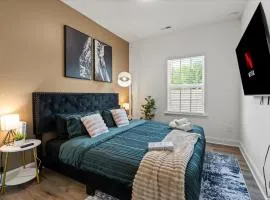 Luxe King 3BR Townhouse Mins to Uptown Charlotte