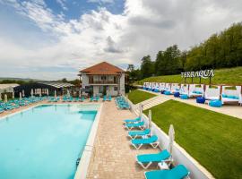 Domeniul Terraqua, hotel with pools in Miceşti
