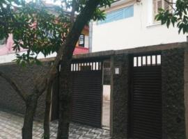 Casa Studio Home Oficce Garagem - Quarto Family - Esp Térreo Privativo - A 200 Mts da Praia - Ac Cartão 12x, hotell sihtkohas Santos