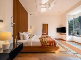 SaffronStays Miami - 4BR pet-friendly villa with glass-bottom pool, rooftop bar & Candolim proximity in North Goa, ξενοδοχείο σε Nerul