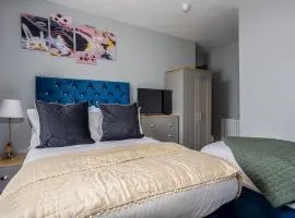 Room 5 plus optional additional lounge area with double sofa bed, 23 Deganwy Avenue