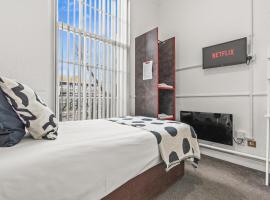 Compact Studio Single, Kitchen, WiFi, Parking in Dudley, hotel u gradu 'Dudley'