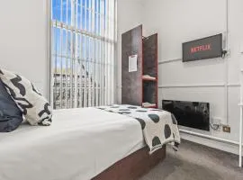 Compact Studio for , Kitchen, WiFi, Parking in Dudley