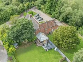 6 Bedroom Country Cottage with Hot Tub