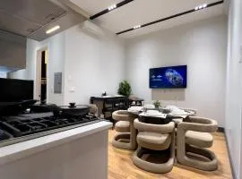 High-end House with 2 FREE Park Spots, rooftop NYC views and backyard with deck, 6BRs, 2FLs plus bsmt, 11 beds, 3 bath, Sleep 19, 20 PERCENT OFF