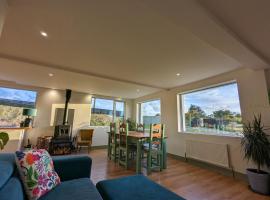 Large house 10 min walk to beautiful beach, hotel 