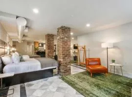 King and Queen Suite 1st Floor Sleeps 6