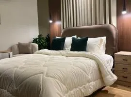 Quiet studio with comfortable hotel bed