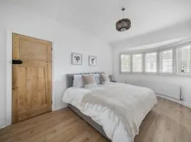 Spacious 4BR House with Parking, Garden & 500Gb WiFi