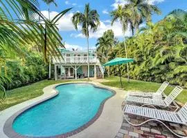 The Blue Pearl - Soak Up Views from a Scenic Poolside Upper Deck