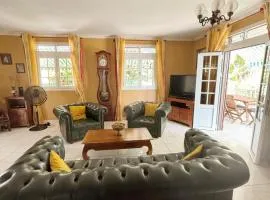 Maison nichée dans les hauteurs