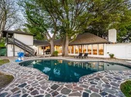 Lakefront Luxe 5BR 2Bath Home with Pool & Hot Tub