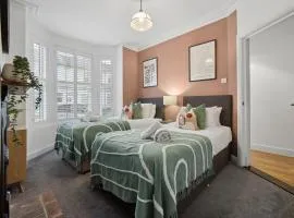 4 Bed Stunning Chic Open Plan Southsea Townhouse, Free On-Street Parking, with XBox and BBQ, Perfect for Groups! - by Blue Puffin Stays