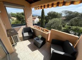Joli T2 climatisé avec terrasse et piscine, Wifi, hotelli kohteessa Bandol