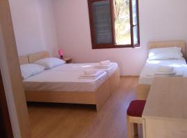 Resort Village T.N. Milna, hotel in Vis