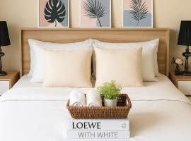 Central next to Shopping 1 Bedroom Condo - 2 Min to BTS Asok and Terminal 21, hotel in Bangkok