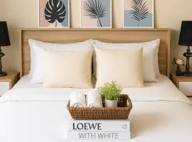 Central next to Shopping 1 Bedroom Condo - 2 Min to BTS Asok and Terminal 21