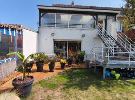 Bololo House, Hotel in Leffrinckoucke