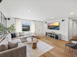 Cozy Ranch Retreat-Large Deck & Yard-10 Mins to Downtown