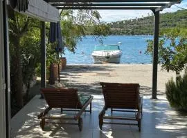 Toma - house by the sea