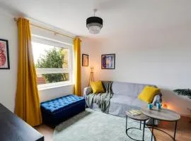 Private 3Bed-Parking-Sleeps5-By FabAccommodation