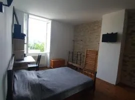 Chambre spacieuse vue sur le Lot - proche Cahors