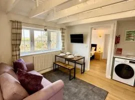 Four Counties Cottage in Collyweston, Perfect for Getaways with Free Parking