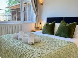 Four Counties Cottage in Collyweston, Perfect for Getaways with Free Parking!