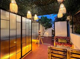 Villa 3 Corniche, Charming Seaside Villa with Jacuzzi, Carrousel Mall Rabat, caba&ntilde;a en Rabat