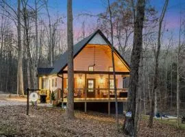 White Pines Lodge- Wooded Retreat