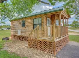 Lake Conroe One-Bedroom Cabin 3, holiday park in Willis