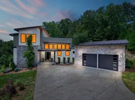 Luxe 5BR with Home Theater, Pool Table and Firepit