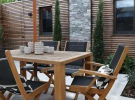 Luxury House with a Private Garden, Free Parking and Air Con