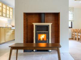 Checz Swornegacie - Dom wakacyjny nad jeziorem Karsińskim, khách sạn có bồn tắm nóng ở Swornegacie