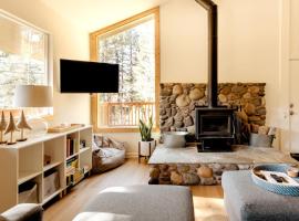 Walk to Palisades Village Pet Friendly 2BR Chalet, hotel i Olympic Valley