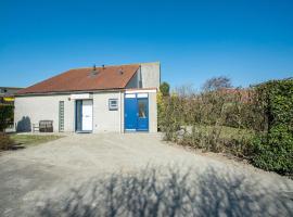 Charming villa near sandy beach, hotel i Julianadorp