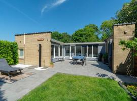 Bungalow in Sint Maartenszee near Beach, Hotel in Sint Maartenszee