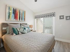 Chic Upstairs Condo Steps from Strands Beach, hotel in Dana Point