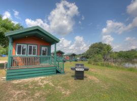 Lake Conroe Queen Studio Cabin 5 หมู่บ้านพักตากอากาศในWillis