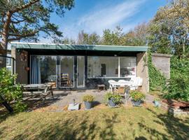 Bungalow near Dutch Beach & Family-Friendly Park, hotel in Callantsoog