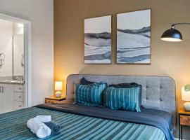 Upscale King 3BR Townhouse in Pineville, ξενοδοχείο στη Σάρλοτ