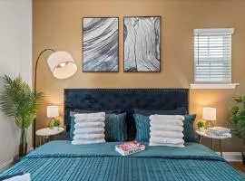 Luxe King 3BR Townhouse Mins to Uptown Charlotte!