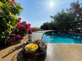 Kalliberry Cycladic Stone House Elissavet with private pool, nice view and fantastic sunsets, hotelli kohteessa Gávrio